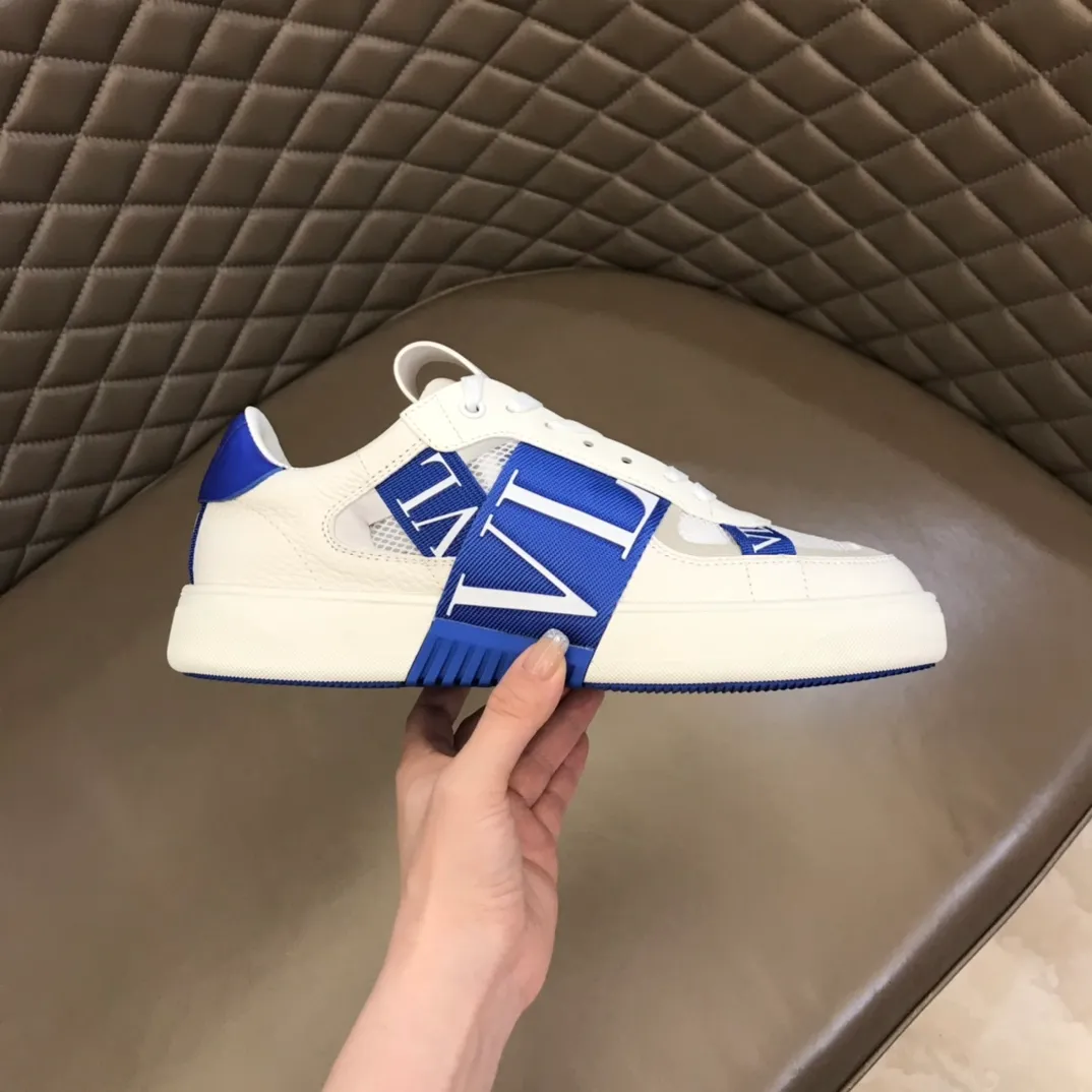 p440 "Valentin*" new spring and summer calfskin lace-up sneakers. No man should be able to refuse these shoes. The classic color scheme is so handsome! Purchase a high-precision replica of the original version to instantly sell off the market currency! 6 VLTN logo rubber effect straps - Valentino Garavani Logo printed on the back and tongue, all materials are customized to ensure quality! Size: 38-44